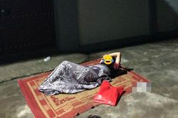 Xin lỗi bạn gái bất thành, anh chàng mượn chiếu ngủ luôn trước cổng nhà người yêu