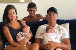 Ronaldo dạy con trai học cách ăn mừng trứ danh của mình
