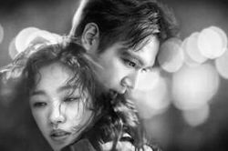 Quân vương bất diệt tập 1: Mặc kệ cảnh sát nhắc nhở vì vi phạm giao thông, Lee Min Ho vẫn bất chấp ôm chầm Kim Go Eun cho thỏa thương nhớ