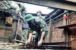 Nhiều nhà dân ở huyện Đakrông bị hư hại do lốc xoáy
