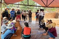 Trượt chân xuống hố chứa nước tưới cà phê, 2 em đuối nước