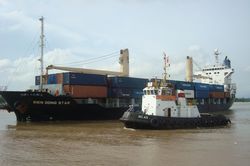 Giảm giá dịch vụ lai dắt tàu biển xuống mức tối thiểu