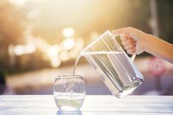 Không muốn phá gan hại thận thì dừng ngay những kiểu uống nước này