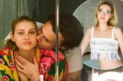 Cậu cả nhà Becks quấn quýt không rời bạn gái nóng bỏng