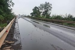 Chất lạ đổ tràn đường Hồ Chí Minh đoạn qua Nghệ An, bốc mùi hôi nồng nặc