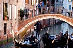 Italy: Dùng thuyền Gondola để phát thức ăn cho người dân