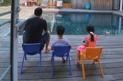 Tăng Thanh Hà khoe ảnh ông xã ngồi ăn kem cùng hai con bên trong biệt thự triệu đô
