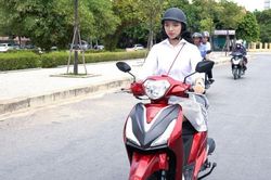 Những lỗi thường gặp của chị em khi điều khiển xe máy