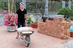 Diễn viên phim 'Nhà có 5 nàng tiên' làm vườn, sửa ống nước khi nghỉ tránh dịch