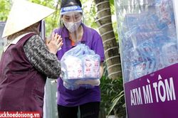 Dịch COVID-19: Bác sĩ mở cây 'ATM mì tôm và trứng' miễn phí cho người khó khăn