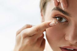 Nếu bạn đang đeo kính áp tròng, hãy chuyển sang kính thường để tránh bệnh dịch!