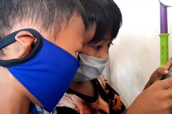 Đeo khẩu trang chơi game, niềm vui nhỏ bé của những đứa trẻ Indonesia