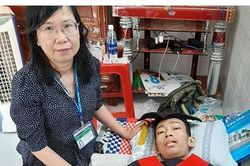 Sinh viên nhận bằng tốt nghiệp đại học trước lúc qua đời