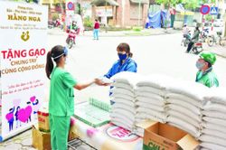 Chia sẻ với người nghèo