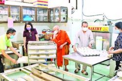 Luôn giúp người nghèo khó