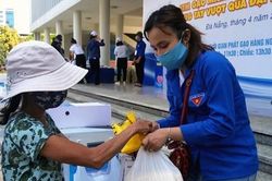 'Hạt gạo tình thương' đến với người dân có hoàn cảnh khó khăn