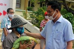 Học sinh làm 'ATM gạo' giúp người nghèo