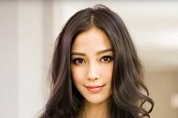 Angelababy chăm sóc vườn rau trong mùa dịch Covid-19