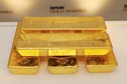 Đầu tuần, giá vàng SJC trong nước đứng yên dù thế giới giảm