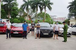 Bắt 15 con bạc, thu giữ 4 xe ô tô và hơn 300 triệu đồng