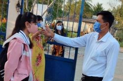 Hôm nay, học sinh lác đác đi học trở lại