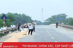 Phơi ngô trên cầu Phúc Đồng, nguy hiểm giao thông rình rập
