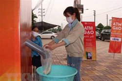 'ATM gạo' đến với những hoàn cảnh khó khăn tại Bắc Ninh và Đồng Tháp