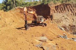 Phú Thọ: Ngang nhiên phá rào dây thép, khai thác cao lanh trái phép