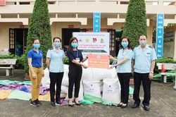Cục Hải quan tỉnh trao tặng 3 tấn gạo cho người có hoàn cảnh khó khăn
