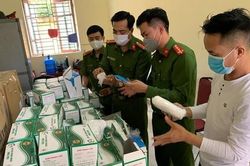 Xe cứu thương chở 7.500 khẩu trang không nguồn gốc