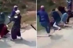 Kinh hoàng: Hơn 20 nữ sinh cầm gậy sắt lao vào 'hỗn chiến' giữa đường khiến nhiều người rùng mình sợ hãi