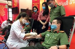 'Mỗi giọt máu cho đi, một cuộc đời ở lại'