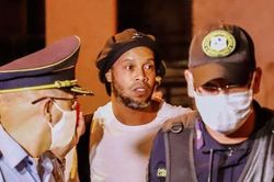 Ronaldinho nhận tin dữ ở Paraguay