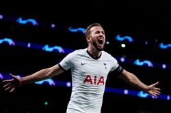 Rooney so sánh Kane với Van Nistelrooy