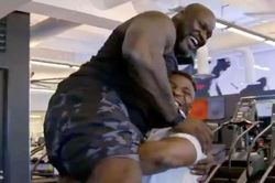 Ngôi sao UFC Ngannou nâng huyền thoại NBA nặng 147 kg