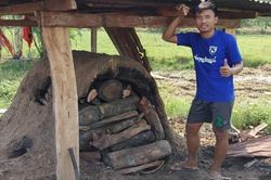Covid-19 khiến sao trẻ Thái Lan phải đi đốt than kiếm sống