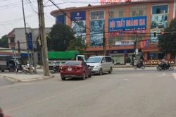 Nữ tài xế livestream cãi ngang khi đi sai, bị xe khác chặn đầu
