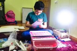 Các em học sinh tự làm mũ chống giọt bắn gửi các y bác sỹ chống dịch