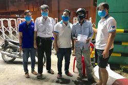 Tình nguyện viên chống dịch Cần Thơ góp tiền giúp đỡ xe ôm bị nạn