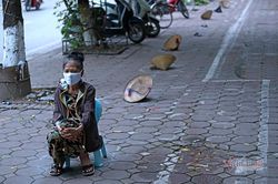 Nón, dép xếp thẳng hàng cách nhau 2m của người dân nhận thực phẩm miễn phí