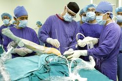 Bệnh viện Việt Đức phẫu thuật thành công cho bệnh nhân đứt rời tay