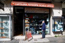 Italy nới lỏng dần các biện pháp giãn cách xã hội do COVID-19