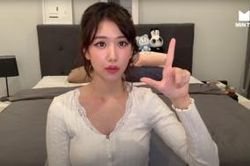 Min đích thị là 'con nhà người ta': Biết 5 ngôn ngữ, cover hit Black Pink, Nicki Minaj bằng tiếng Anh và Hàn 'ngọt xớt'