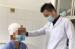 Tóc cuốn vào máy cắt rau, cô gái bị tróc toàn bộ phần da đầu