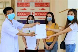 Cô gái âm tính dù ăn, ngủ cùng người mắc COVID-19