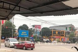 Nữ tài xế đã đi sai còn không nhường đường, cố 'thi gan' livestream giữa ngã tư, hành động của người chồng sau đó còn gây phẫn nộ hơn