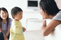 Cha mẹ đừng vội trách mắng khi con không chịu chào hỏi người lớn: Theo các chuyên gia, đó là điều bình thường