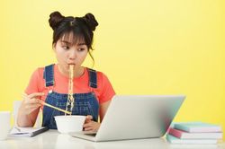8 món ăn vặt khả dĩ khi đang giai đoạn tập tành lấy lại 'phom'