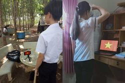 Học online ở nhà, teen Bình Phước vẫn đồng phục chỉnh tề, chào cờ trực tuyến