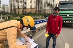 Lái xe tải giở đủ trò 'câu giờ' khi bị CSGT kiểm tra xử phạt